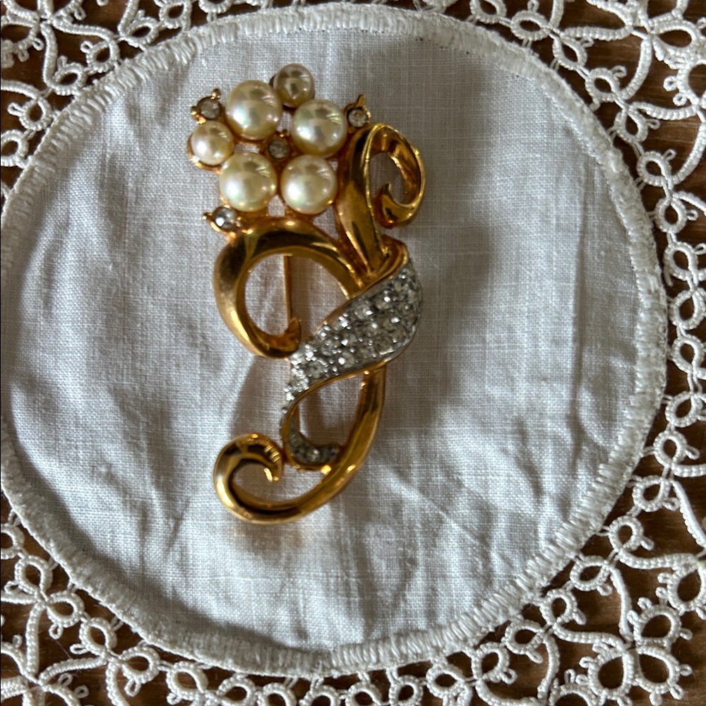 Source Unknown Gold and Pearl Floral Brooch